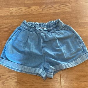 Jean shorts and have pockets